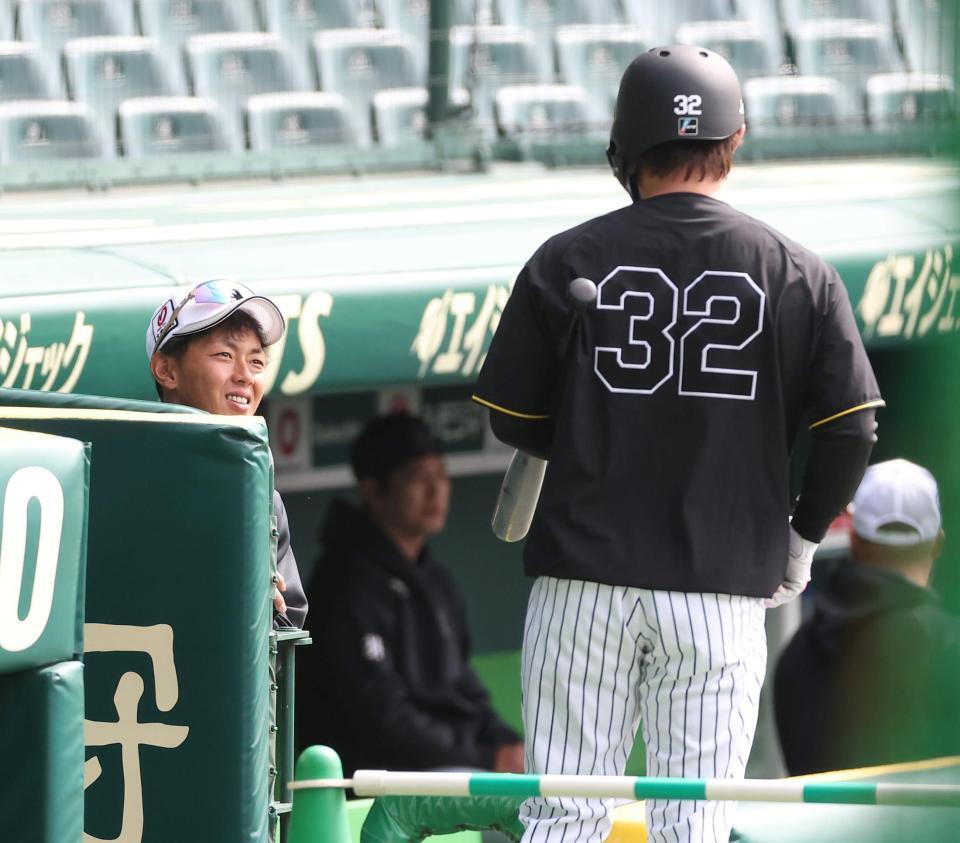 阪神・浜田（右）と話をするソフトバンク・今宮（撮影・西田忠信）