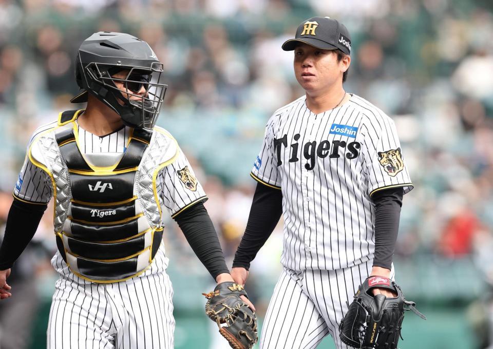 １回を投げ終え嶋村（左）とベンチに戻る村上（撮影・西田忠信）