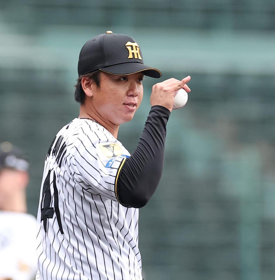 柳町を二ゴロに仕留めた村上（撮影・西田忠信）