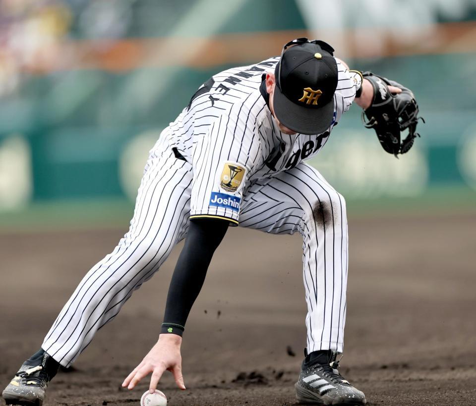　６回、失策するディベイニー（撮影・田中太一）