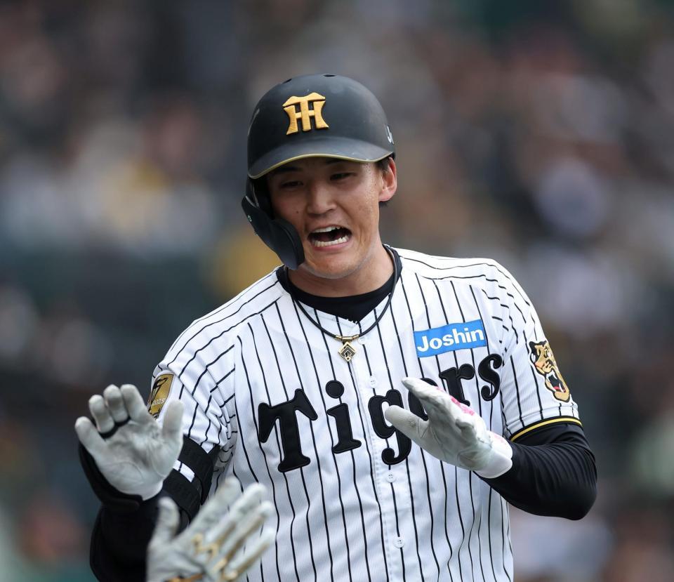 ７回、犠飛を放ち笑顔でベンチに戻る元山（撮影・西田忠信）