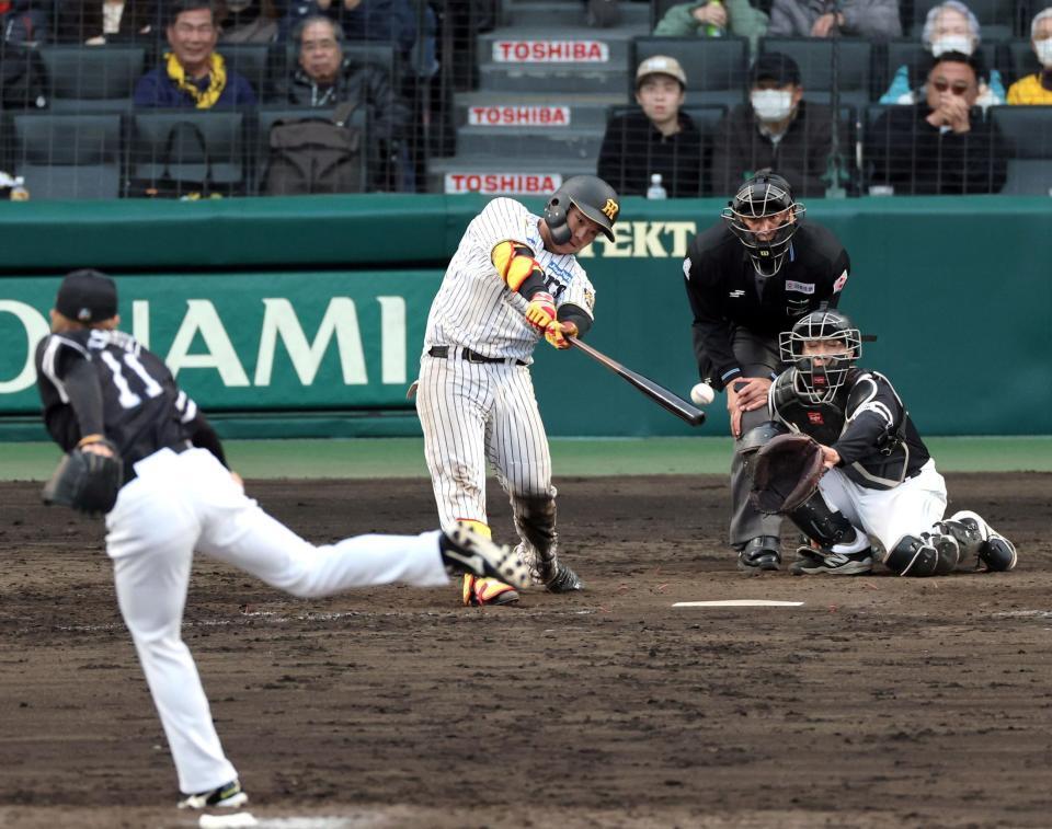 ８回、中前打を放つ嶋村（撮影・山口登）