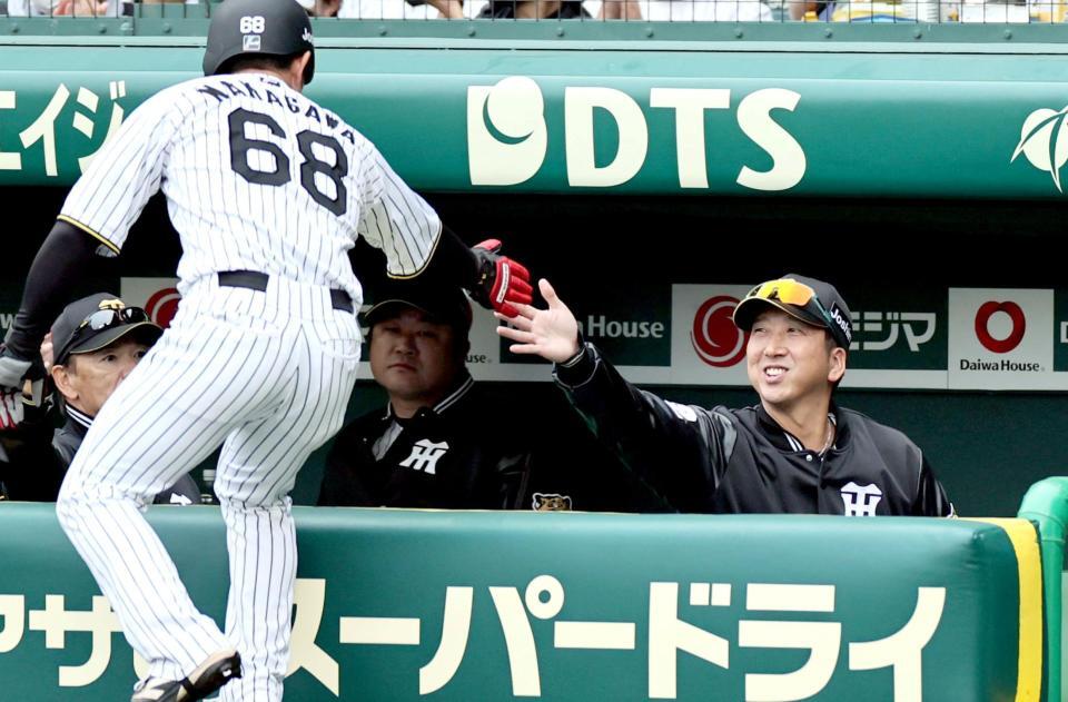 ６回、生還した中川とタッチを交わす藤川監督（撮影・田中太一）