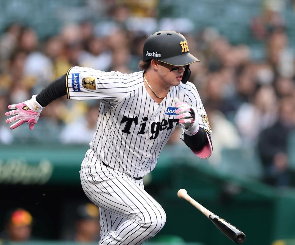 ６回、適時内野安打を放つ浜田（撮影・西田忠信）