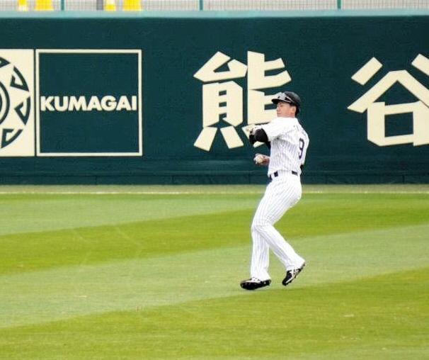 左翼の位置に就き、打撃練習で外野に転がってきた打球を処理する立石