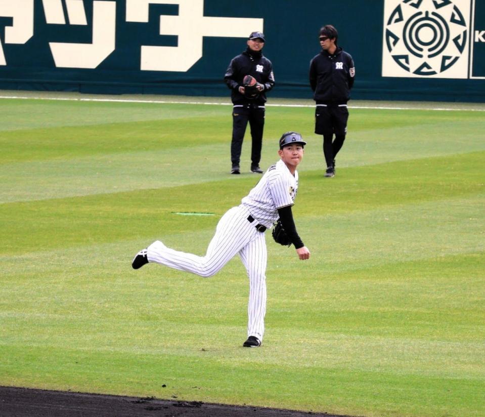 キャッチボールする立石