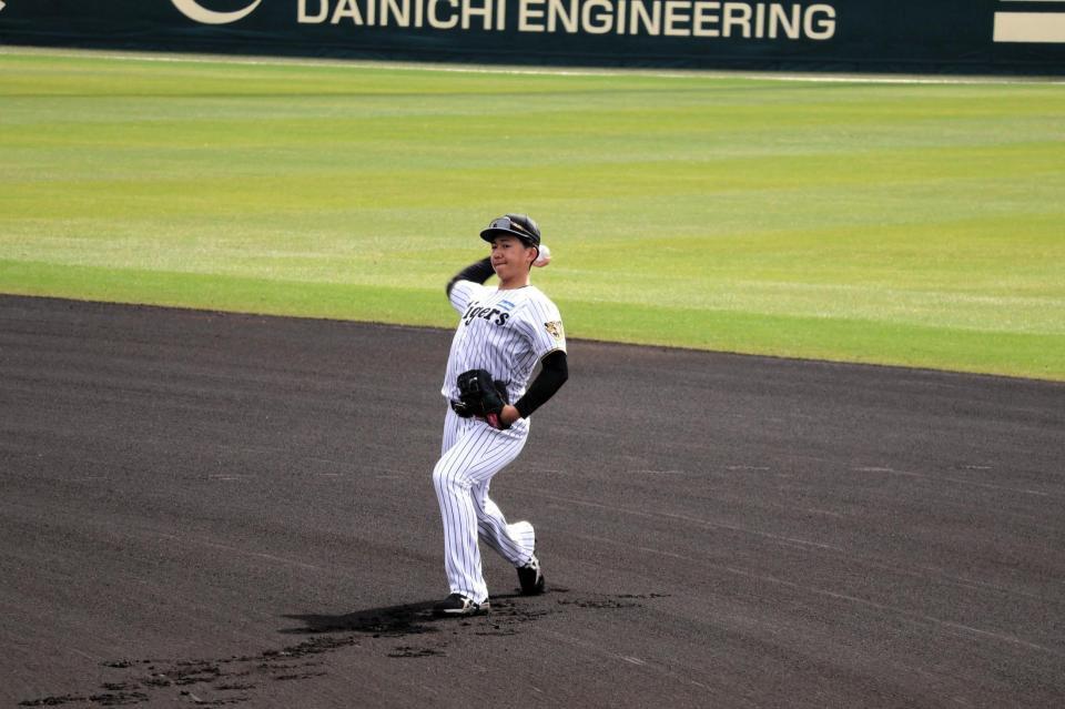 キャッチボールする立石