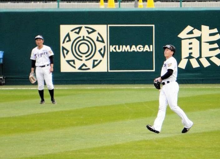 左翼の位置に就き、打撃練習で外野に転がってきた打球を処理する立石。奥は工藤２軍外野守備走塁コーチ