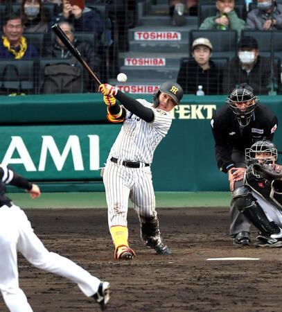 ８回無死、中前打を放つ嶋村（撮影・山口登）