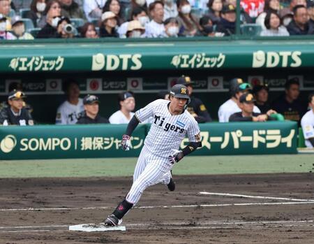 　４回、先制打を放ち二塁へ向かう大山（撮影・山口登）
