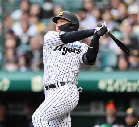 ４回、適時二塁打を放つ大山（撮影・田中太一）