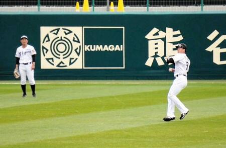 左翼の位置で転がってきた打球を処理する立石。奥は工藤コーチ