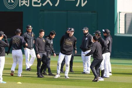 ２軍練習に合流した阪神・ディベイニー（中央）＝撮影・立川洋一郎