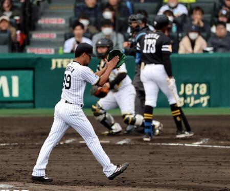 ８回、モレッタはオスーナを空振り三振に打ち取る（撮影・山口登）