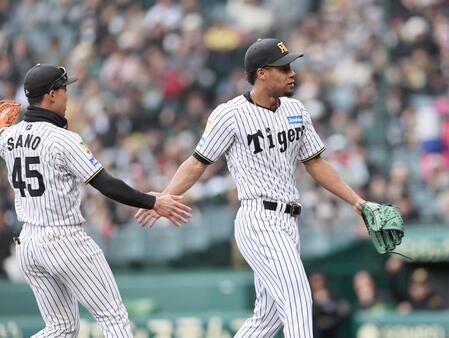 ８回を無失点に抑えたモレッタは三塁側ベンチへ戻りかける（撮影・田中太一）