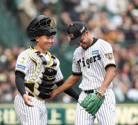 ８回を無失点に抑え、嶋村（左）に笑顔で迎えられるモレッタ（撮影・西田忠信）