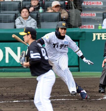 ６回、左前打を放つ木浪（投手　伊藤）＝撮影・山口登