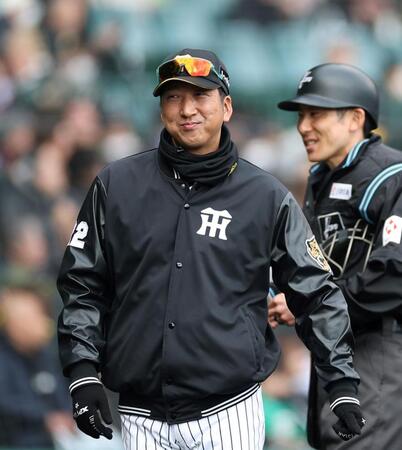 選手交代を告げた藤川監督（撮影・西田忠信）