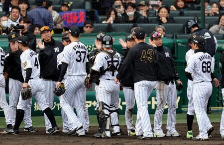 ソフトバンクに勝利し、タッチする藤川監督ら阪神ナイン（撮影・山口登）