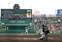 １回、柳田と対決する先発の村上（撮影・田中太一）　