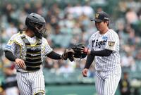 　２回を投げ終え、嶋村（左）とグラブタッチをする村上（撮影・西田忠信）