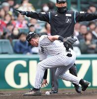 ６回、野村の打球を失策するディベイニー（撮影・西田忠信）