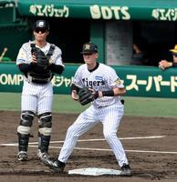 試合前、三塁でノックを受けるディベイニー（撮影・山口登）