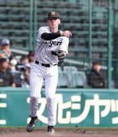 三塁でシートノックを受けるディベイニー（撮影・西田忠信）