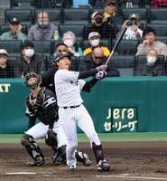 左越えに先制適時二塁打を放つ大山（撮影・山口登）