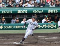 　４回、先制打を放ち二塁へ向かう大山（撮影・山口登）