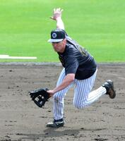 ノックの打球を追うディベイニー（撮影・立川洋一郎）