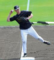 三塁でノックを受けて送球するディベイニー（撮影・立川洋一郎）