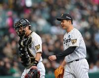 ３回を投げ終え、伏見（左）とベンチに戻る大竹（撮影・西田忠信）