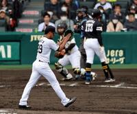 ８回、モレッタはオスーナを空振り三振に打ち取る（撮影・山口登）