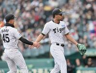 ８回を無失点に抑えたモレッタは三塁側ベンチへ戻りかける（撮影・田中太一）