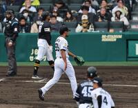 ８回、モレッタはオスーナを空振り三振に打ち取り、三塁ベンチ方向に歩き出す（撮影・山口登）