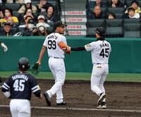 ８回、モレッタは帰るベンチを間違え佐野から声を掛けられ間違いに気がつく（撮影・山口登）