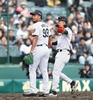 ８回の投球後、戻るベンチを間違え佐野（右）に指摘されるモレッタ（撮影・西田忠信）