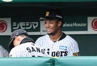 ベンチで苦笑いするモレッタ（撮影・田中太一）