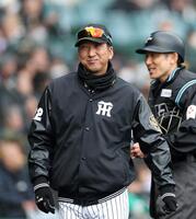 選手交代を告げた藤川監督（撮影・西田忠信）