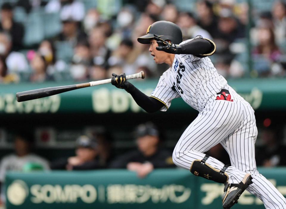 　７回、適時打を放つ中川