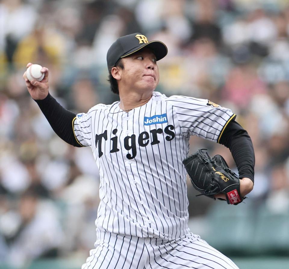 ３回、村上は柳田に決め球を投じ三振を奪う（撮影・田中太一）