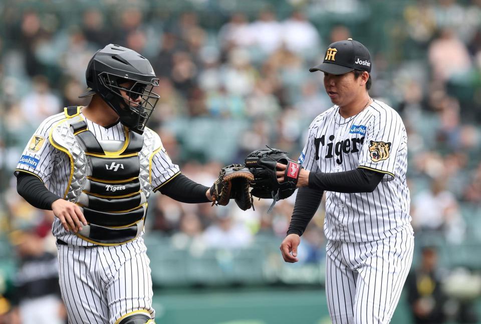 　２回を投げ終え、嶋村（左）とグラブタッチをする村上（撮影・西田忠信）