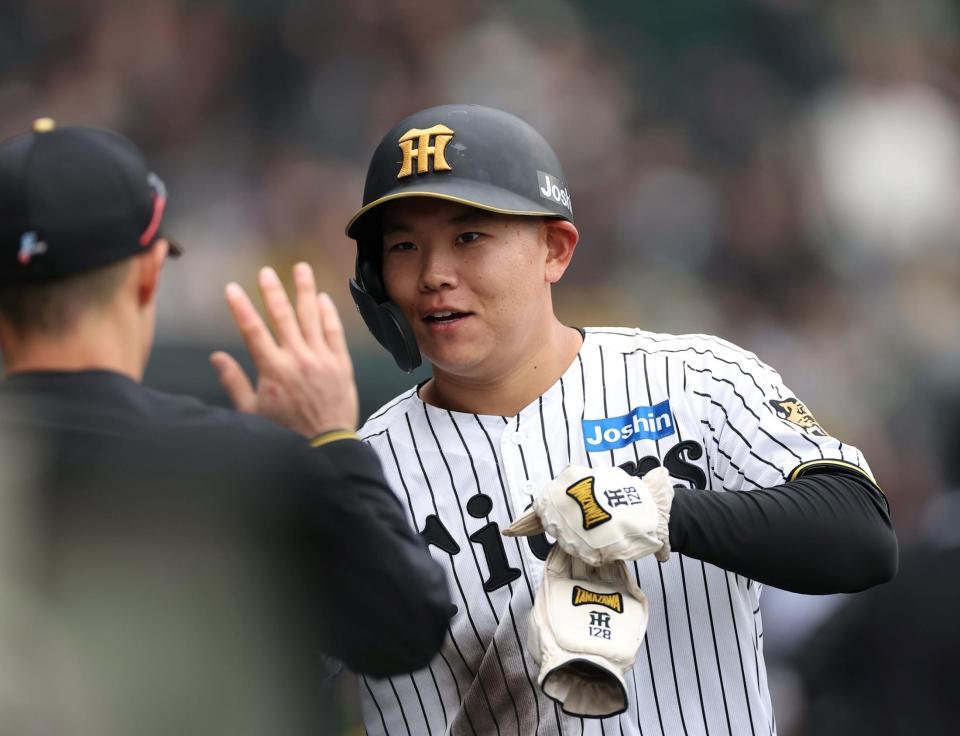 ５回に安打を放ちナインに迎えられる嶋村（撮影・西田忠信）