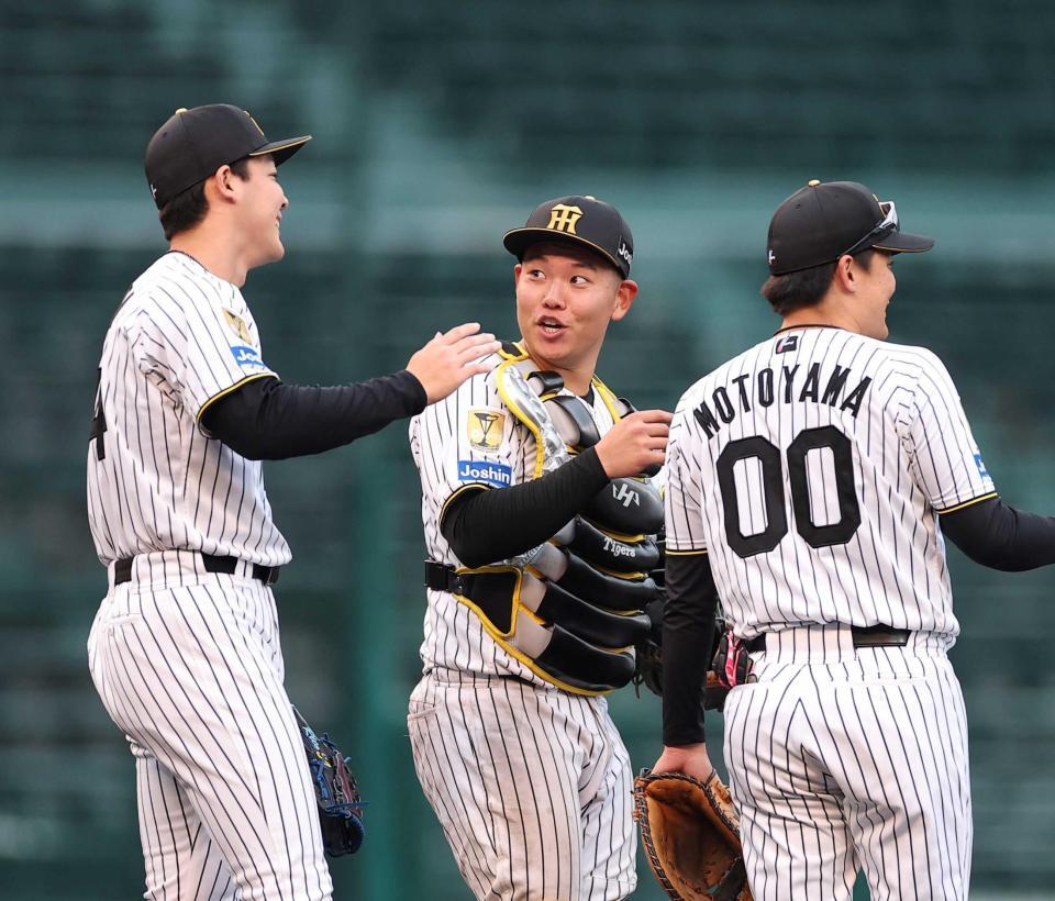 　勝利後、木下（左）と言葉を交わす嶋村（中央）＝撮影・西田忠信