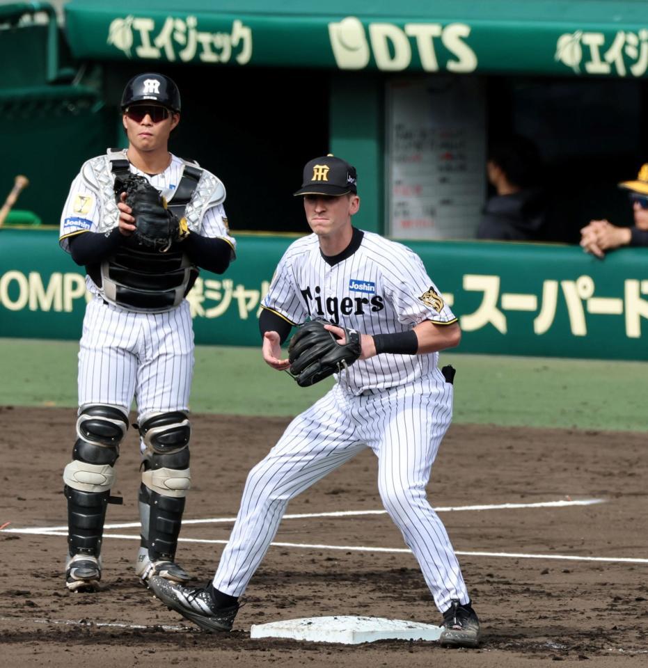 試合前、三塁でノックを受けるディベイニー（撮影・山口登）