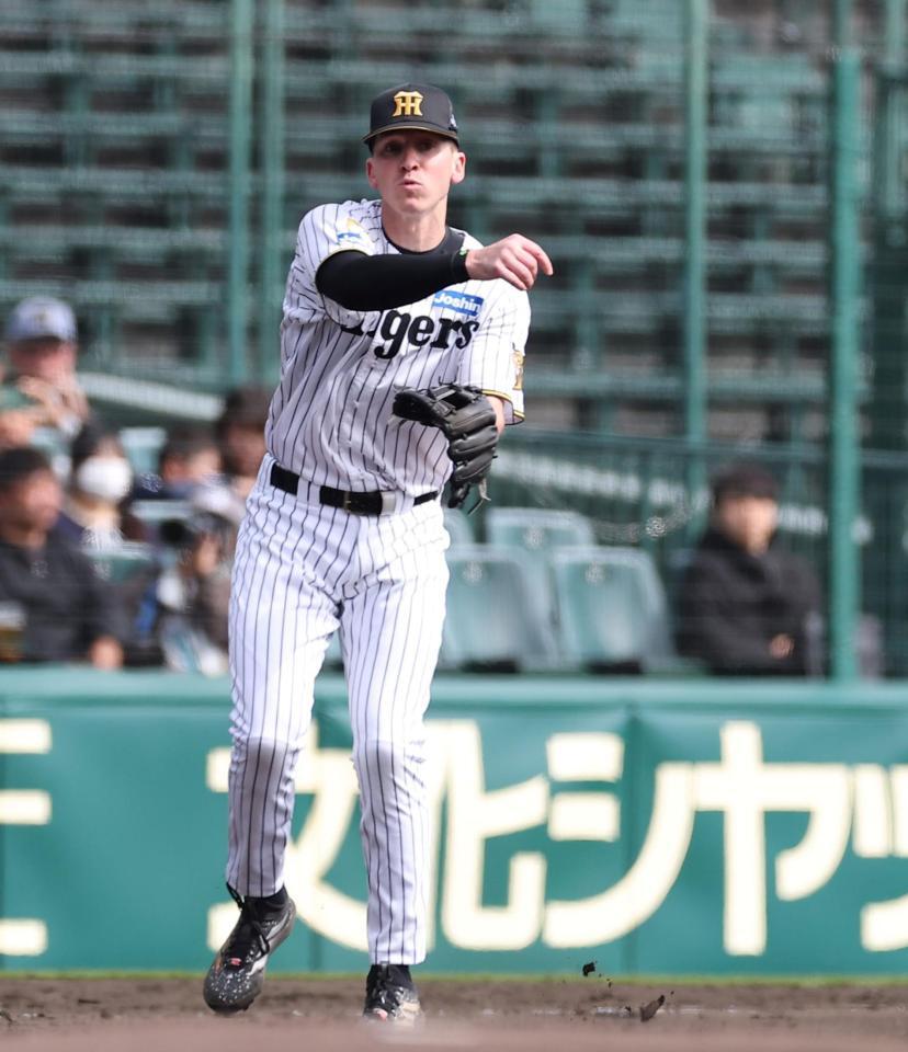 三塁でシートノックを受けるディベイニー（撮影・西田忠信）