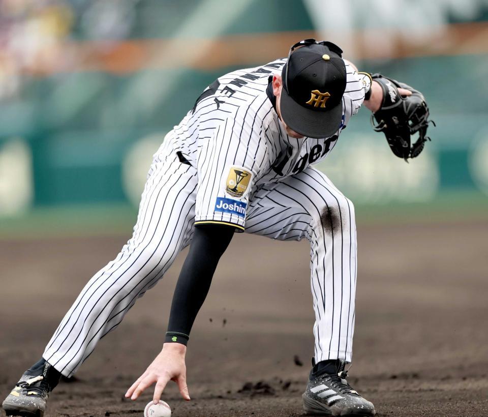 　６回、野村の打球を失策するディベイニー