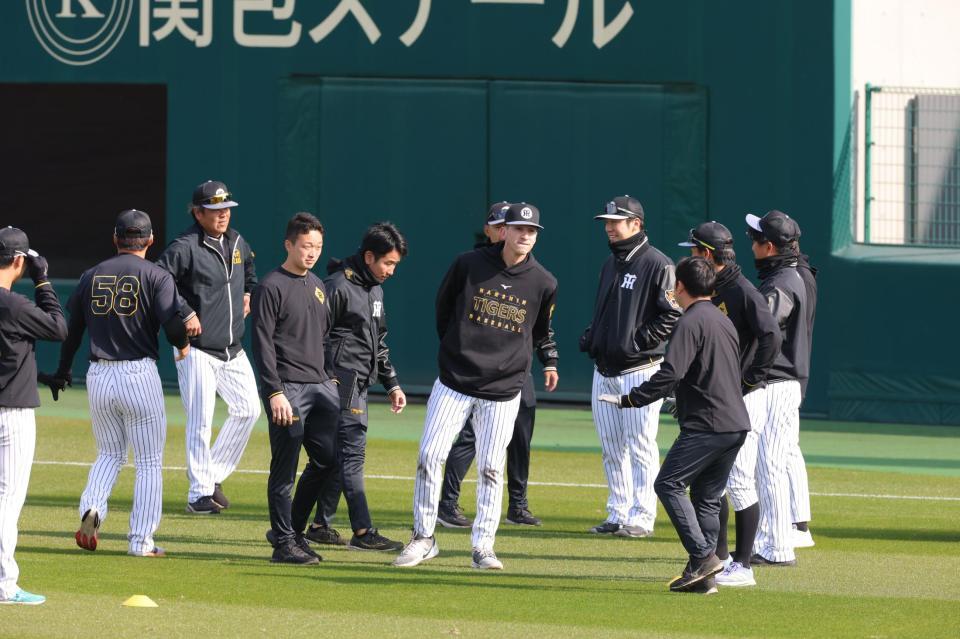 ２軍練習に合流した阪神・ディベイニー（中央）＝撮影・立川洋一郎