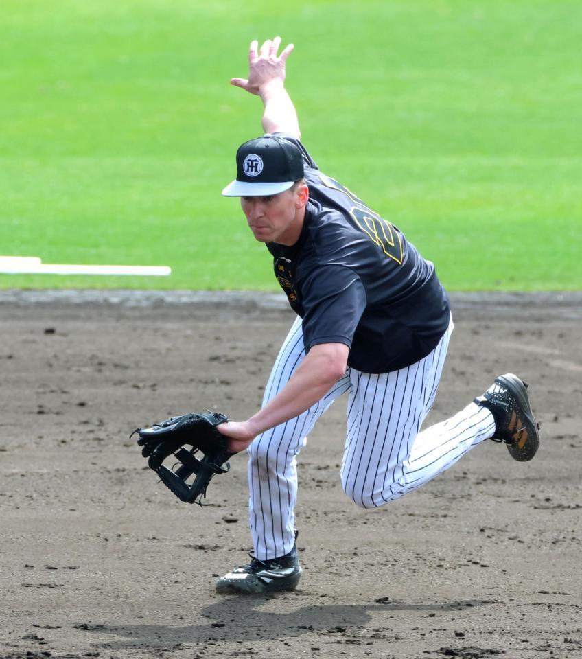 ノックの打球を追うディベイニー（撮影・立川洋一郎）